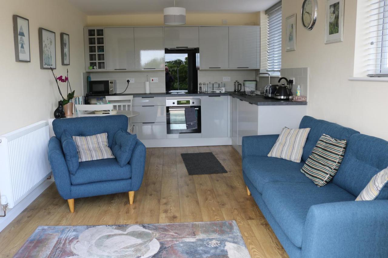 Lovely 1 Bedroom Basement With Stunning Views *